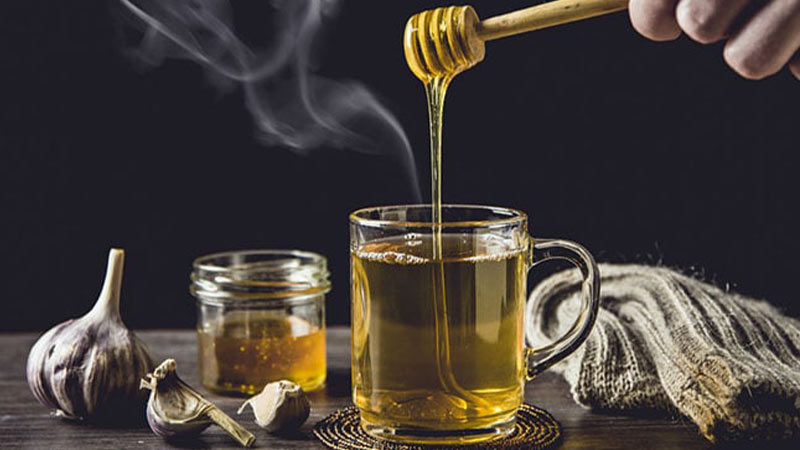 How can tea help to relieve a sore throat?