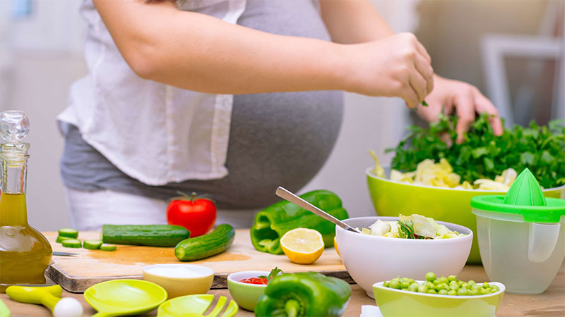 What is the recommended composition of a healthy diet for pregnancy
